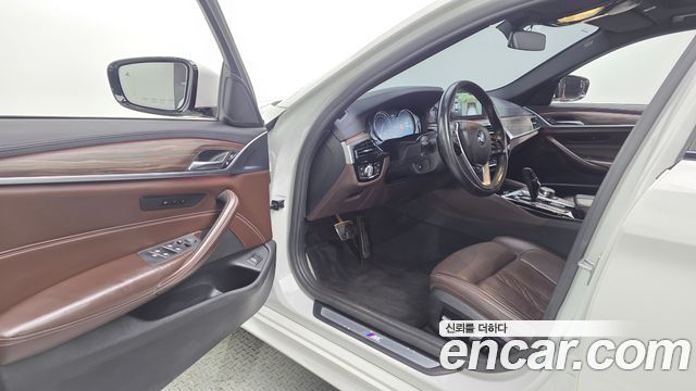 BMW 5-Series 2017 — photo 10