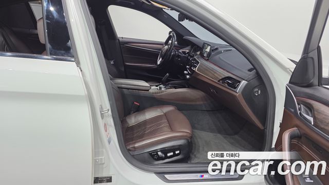 BMW 5-Series 2017 — photo 11