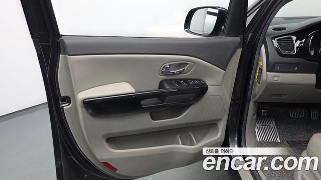 Kia Canival 2016 — photo 14