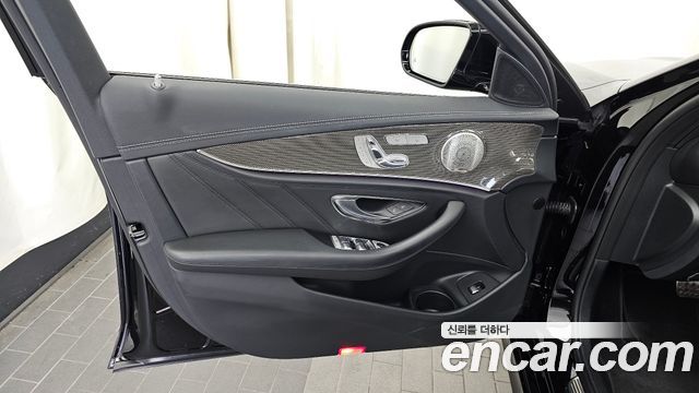 Mercedes-Benz E-Class 2022 — photo 14