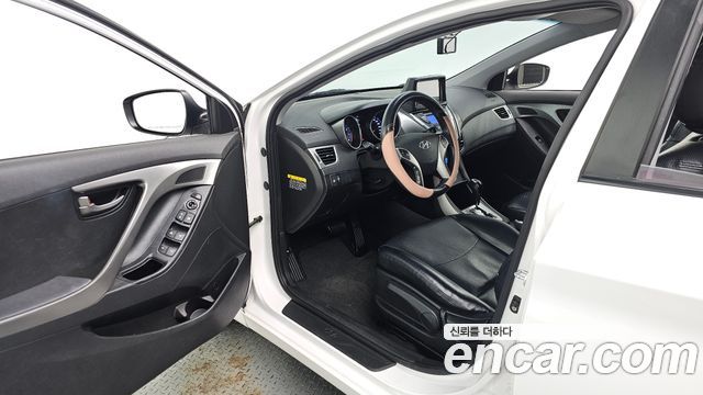 Hyundai AVANTE 2012 — photo 13