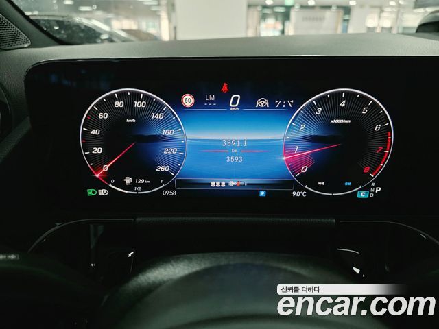 Mercedes-Benz GLA-Class 2026 — photo 8