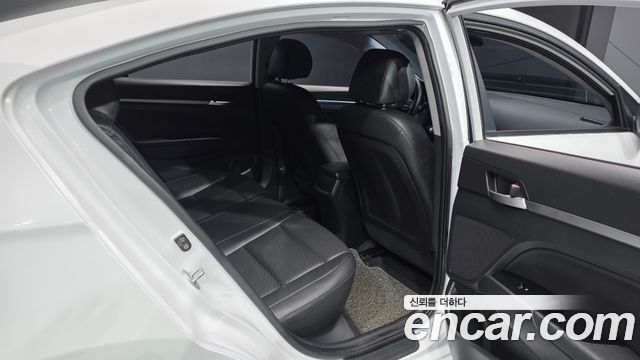 Hyundai AVANTE 2020 — photo 12