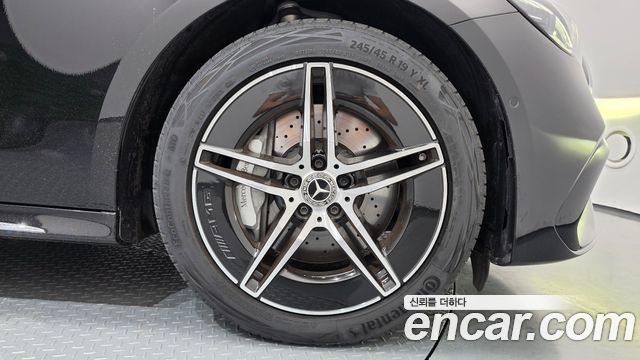 Mercedes-Benz E-Class 2025 — photo 7