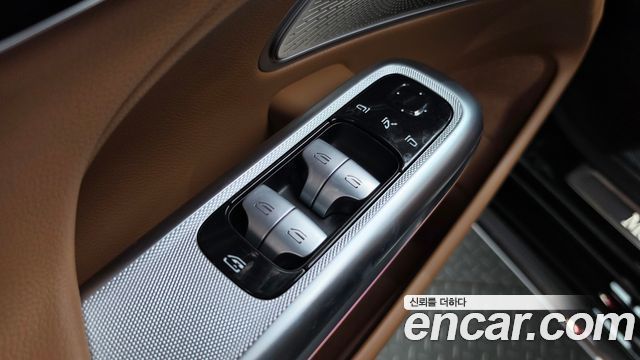 Mercedes-Benz E-Class 2025 — photo 28
