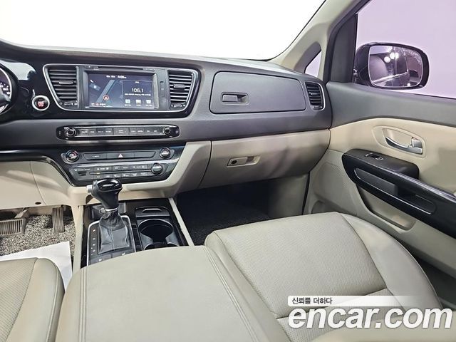 Kia Canival 2015 — photo 10