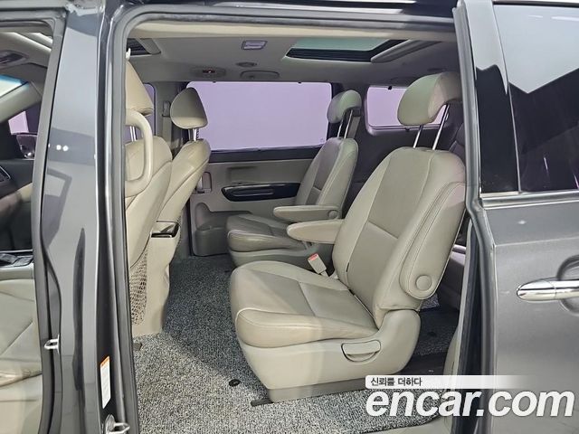 Kia Canival 2015 — photo 12