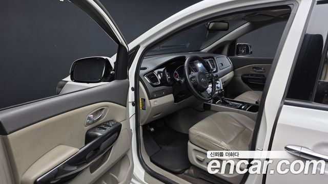 Kia Canival 2015 — photo 10