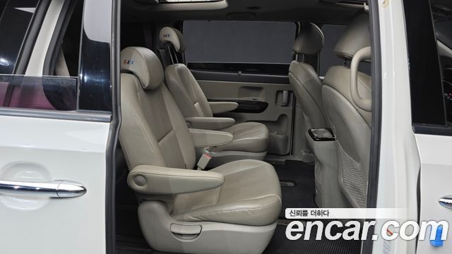Kia Canival 2015 — photo 11