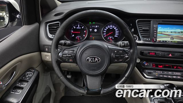 Kia Canival 2015 — photo 13