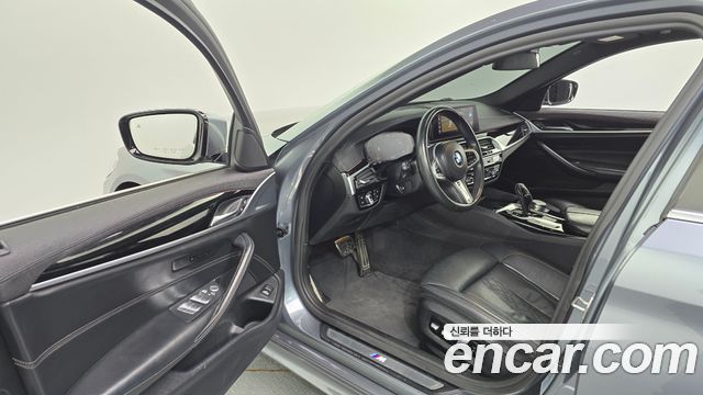 BMW 5-Series 2020 — photo 10