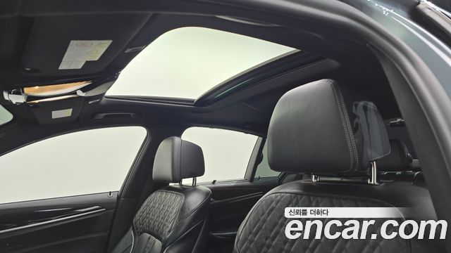 BMW 5-Series 2020 — photo 16
