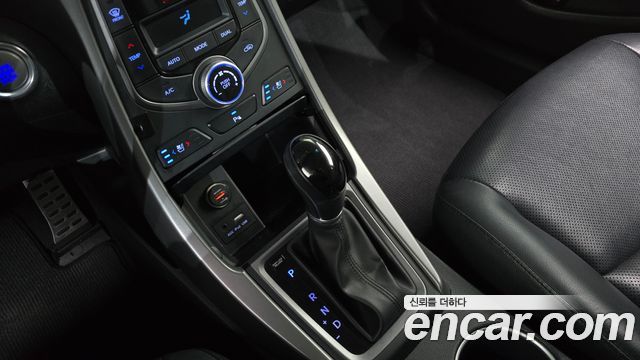 Hyundai AVANTE 2016 — photo 12