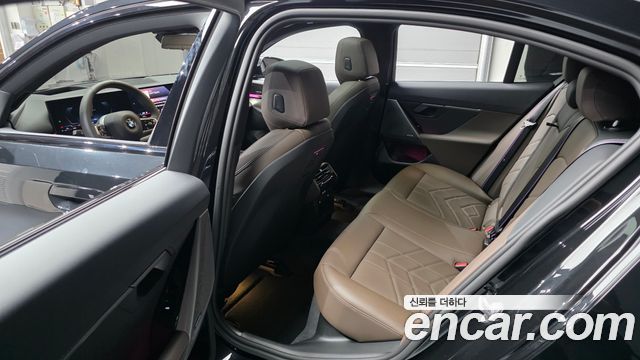 BMW 5-Series 2026 — photo 11