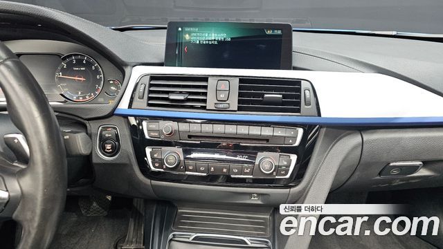 BMW 3-Series 2018 — photo 20