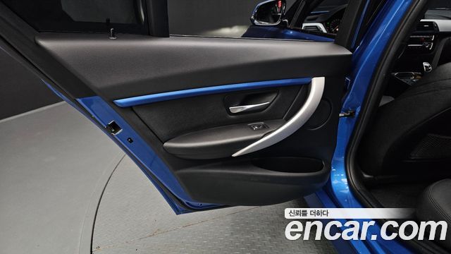 BMW 3-Series 2018 — photo 15