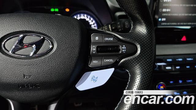 Hyundai Veloster 2019 — photo 24