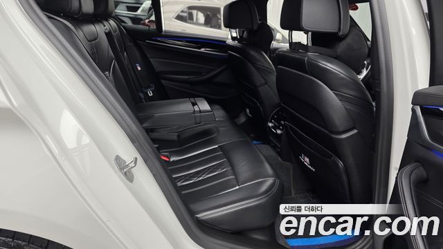 BMW 5-Series 2019 — photo 17