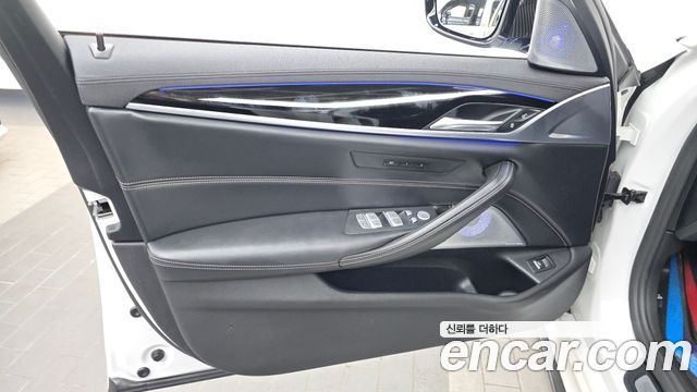 BMW 5-Series 2019 — photo 14