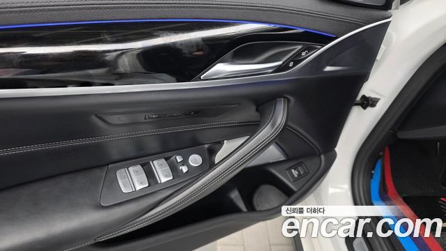 BMW 5-Series 2019 — photo 29