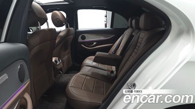 Mercedes-Benz E-Class 2020 — photo 18