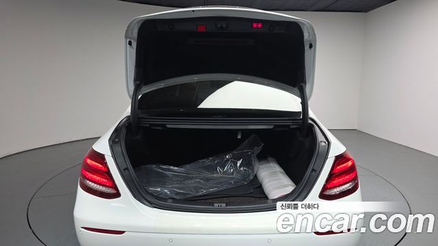 Mercedes-Benz E-Class 2020 — photo 26