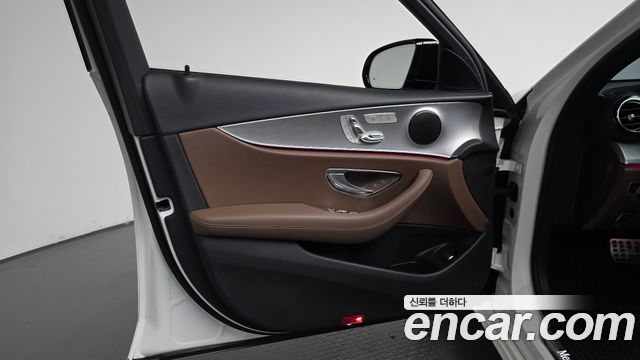 Mercedes-Benz E-Class 2020 — photo 14