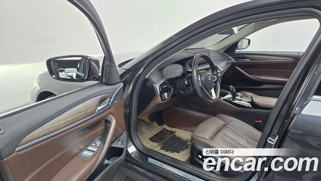BMW 5-Series 2019 — photo 13
