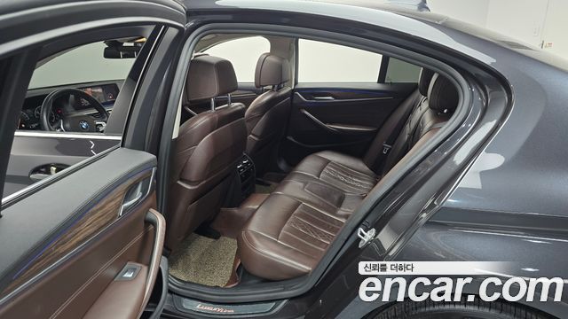 BMW 5-Series 2019 — photo 18