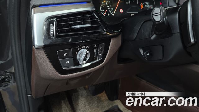 BMW 5-Series 2019 — photo 26