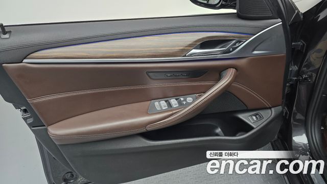 BMW 5-Series 2019 — photo 14