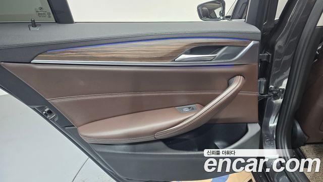 BMW 5-Series 2019 — photo 15