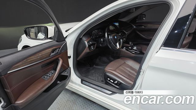 BMW 5-Series 2018 — photo 10
