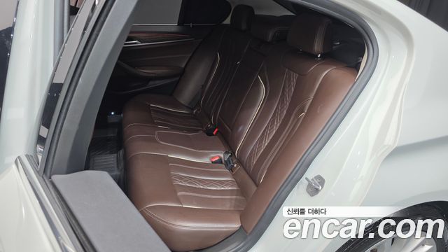 BMW 5-Series 2018 — photo 11