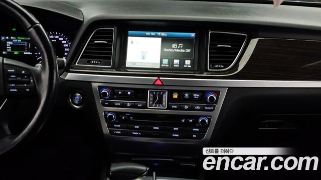 Genesis G80 2017 — photo 20