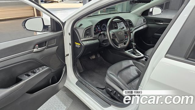 Hyundai AVANTE 2018 — photo 13