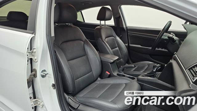 Hyundai AVANTE 2018 — photo 17
