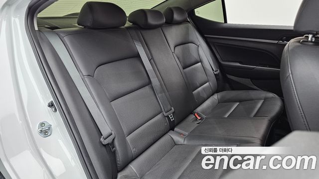 Hyundai AVANTE 2018 — photo 18
