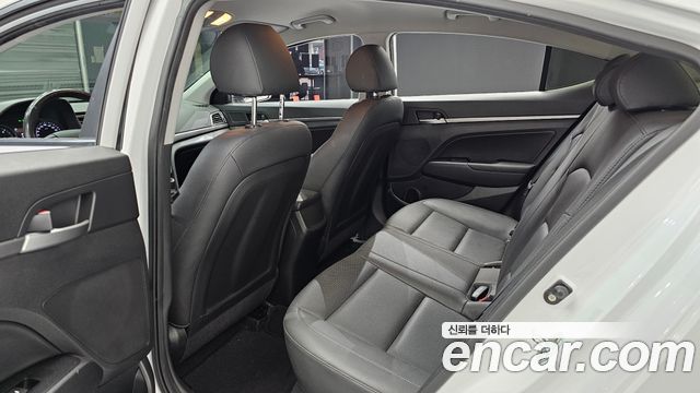 Hyundai AVANTE 2018 — photo 16