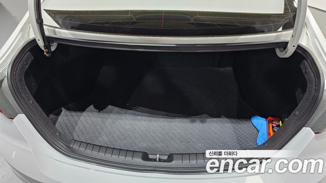 Hyundai AVANTE 2018 — photo 32