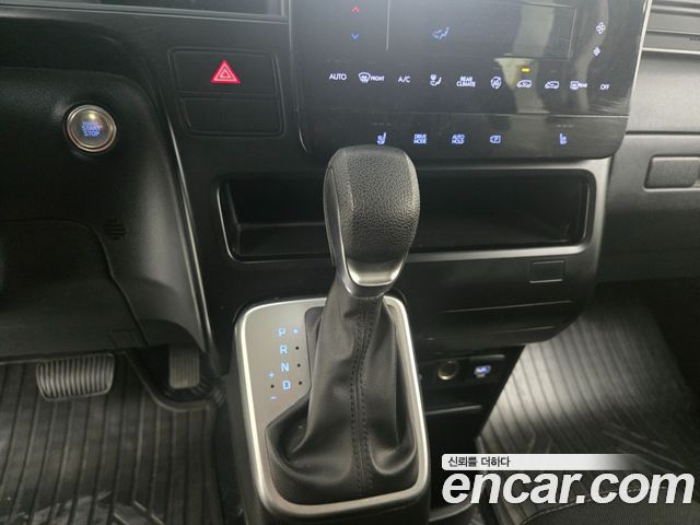 Hyundai Staria 2025 — photo 12