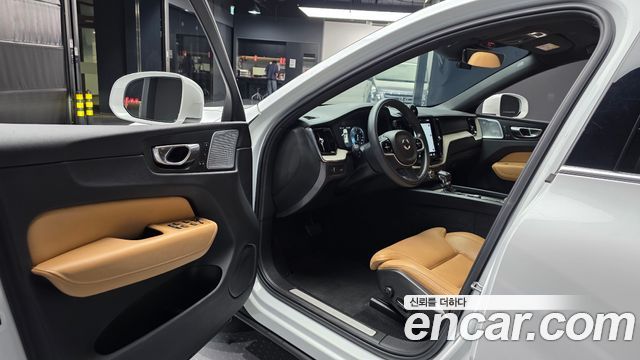 Volvo XC60 2019 — photo 13