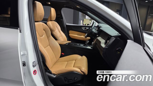 Volvo XC60 2019 — photo 17