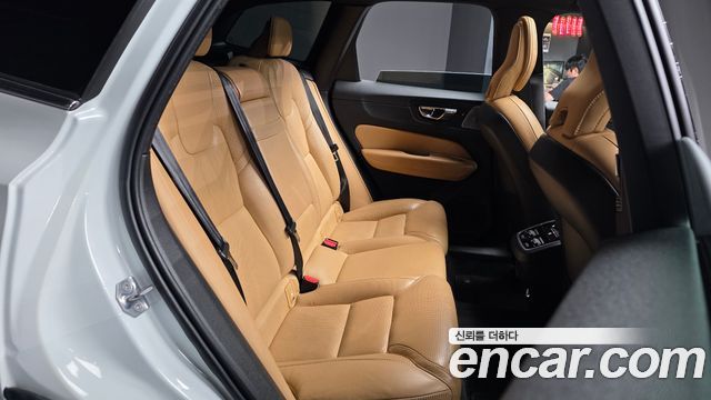 Volvo XC60 2019 — photo 18