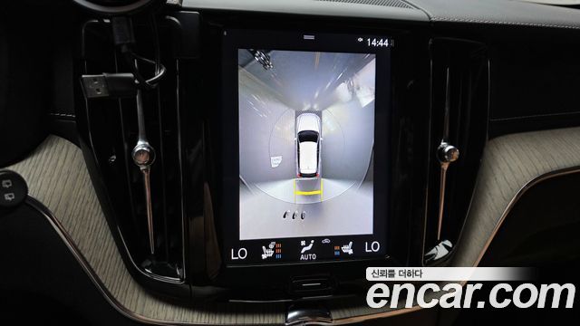 Volvo XC60 2019 — photo 21