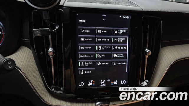 Volvo XC60 2019 — photo 23