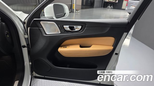 Volvo XC60 2019 — photo 15