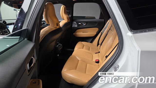 Volvo XC60 2019 — photo 16