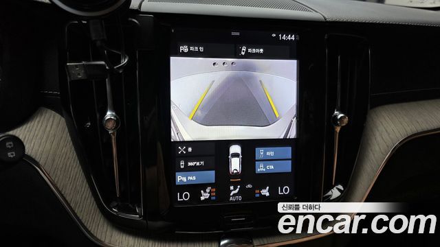 Volvo XC60 2019 — photo 28