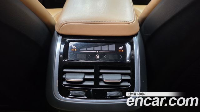 Volvo XC60 2019 — photo 31